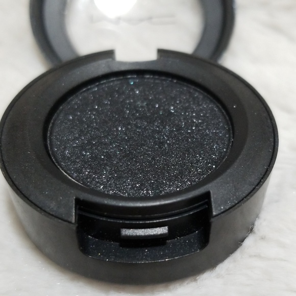 MAC BLACK TIED VELVET EYESHADOW - Picture 8 of 8